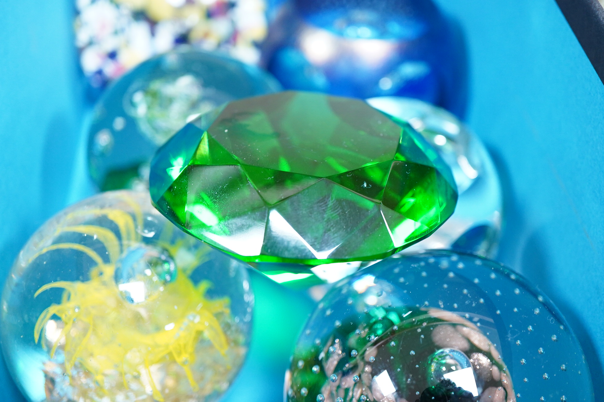 A large collection of 20th century glass paperweights (35)
